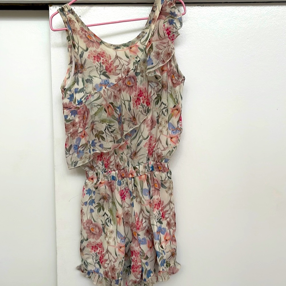 Young girl light romper. Size 6